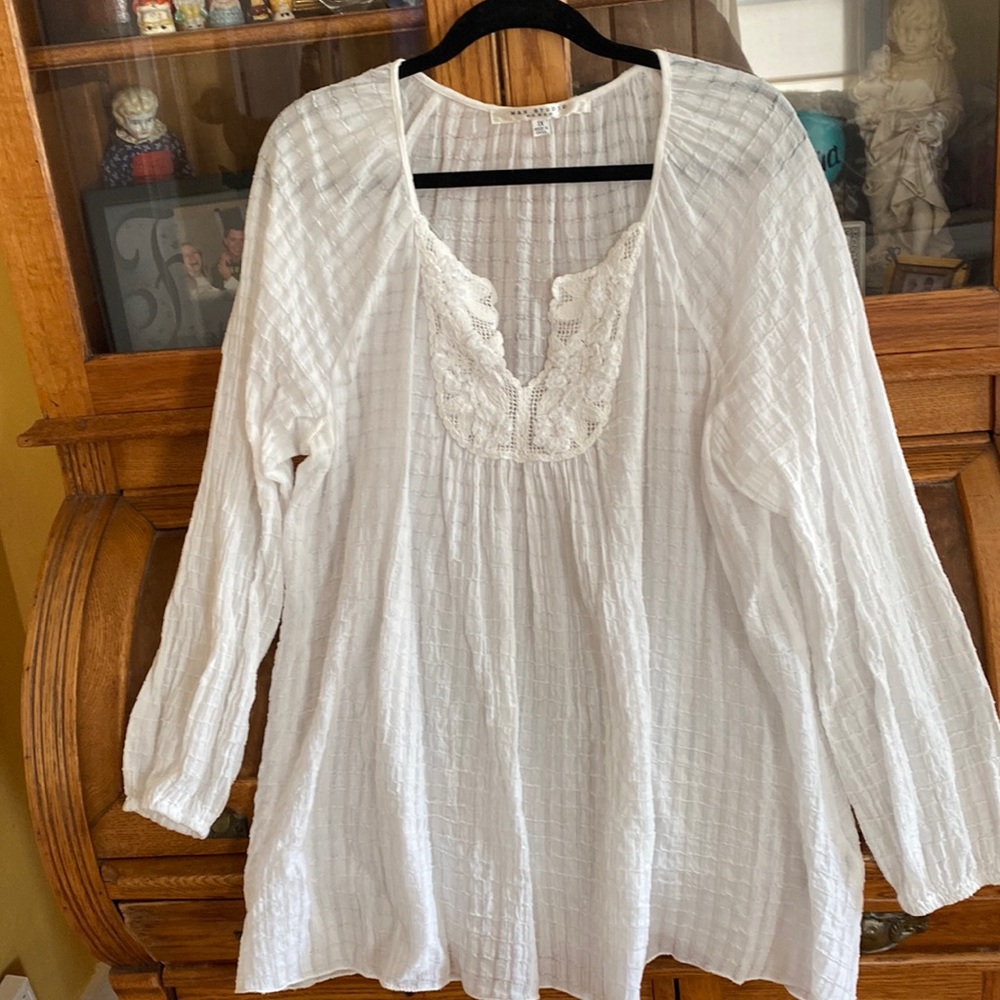 1X Max studio pullover top/white in color